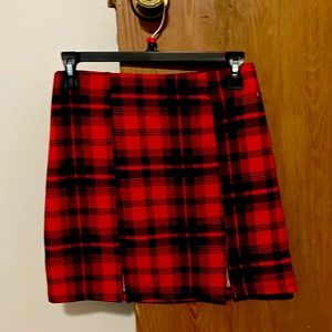 Size M plaid skirt never worn